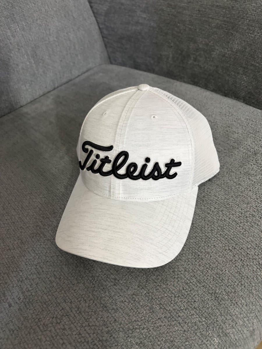 Gorra de golf Titleist blanca